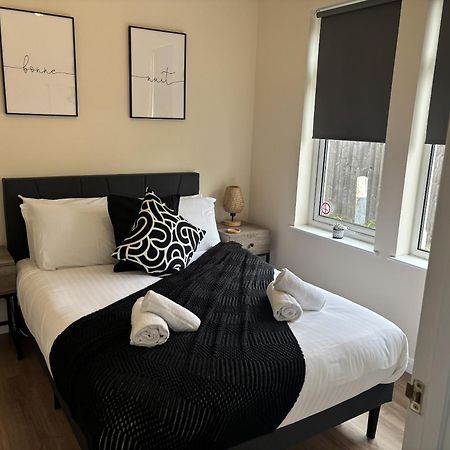 Central - 1 Bed, Cosy Retreat Swindon Exteriér fotografie